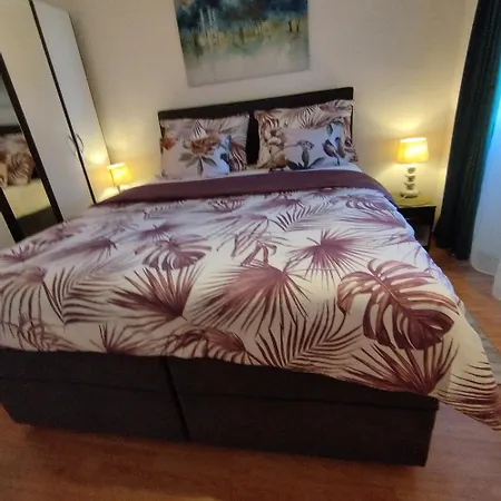 아파트 Koza 100m From The 포레치